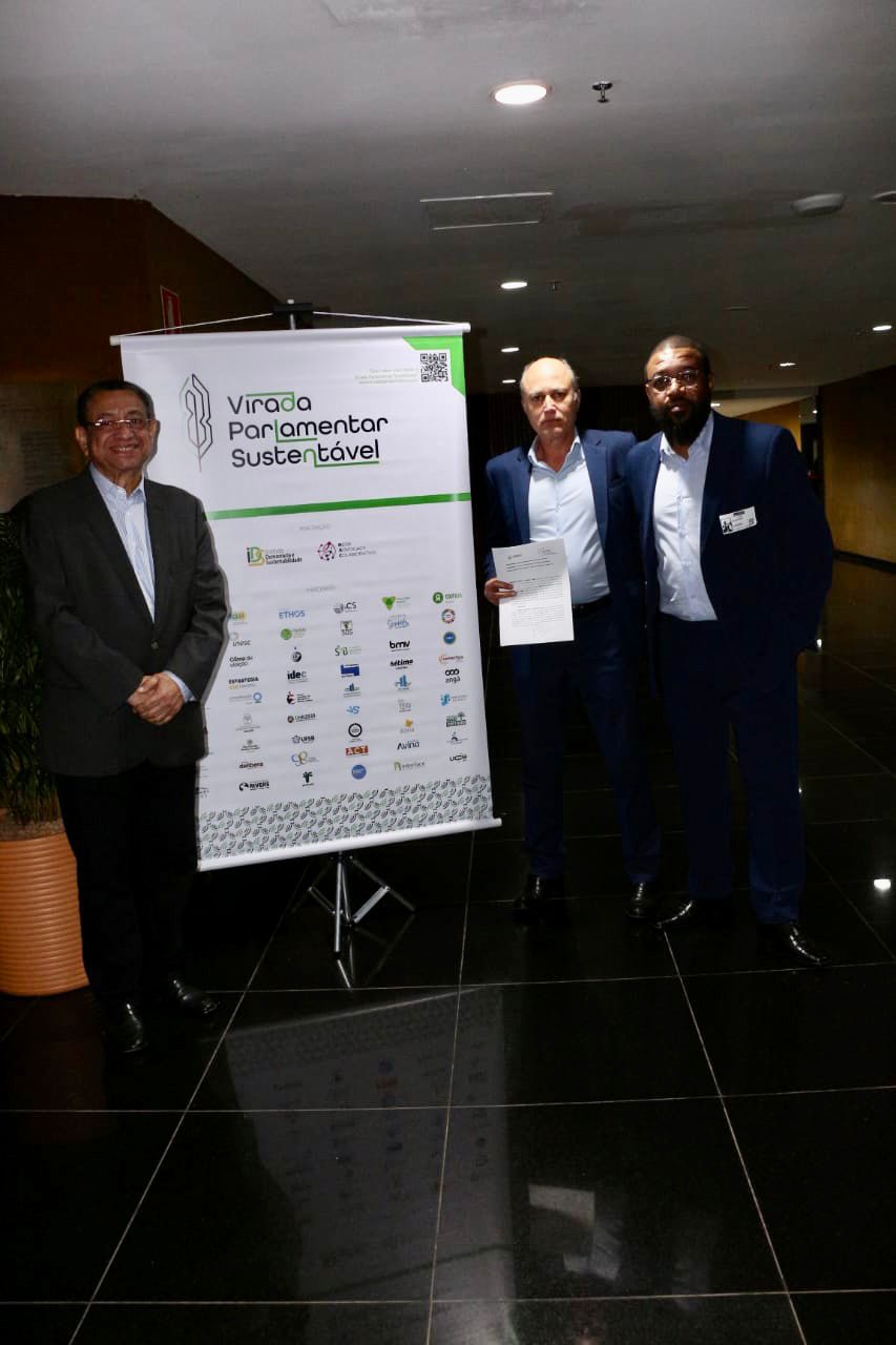 Dr. Roberto Batista, presidente do Instituto Somos do Minério, Ecio Morais, diretor do IBGM, e Rogério Manoel, diretor de Relações Institucionais do Instituto Somos do Minério.