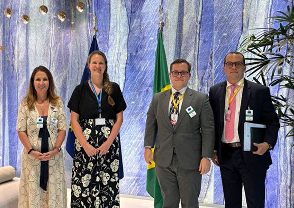 Legenda: Da esq. à dir., Breno Guimarães, Rodrigo Santiago, Denise Cavalcanti, chefe de gabinete do Dep. General Pazuello, e Carla Pinheiro, VP de Relações Institucionais do IBGM.