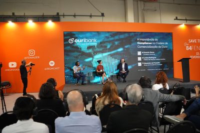 Legenda: Da esq. à dir.: Eduardo Gama, fundador da Certimine; Larissa Rodrigues, diretora de Pesquisa do Instituto Escolhas; e Alexandre de Praxedes, diretor de Compliance do Ouribank.
