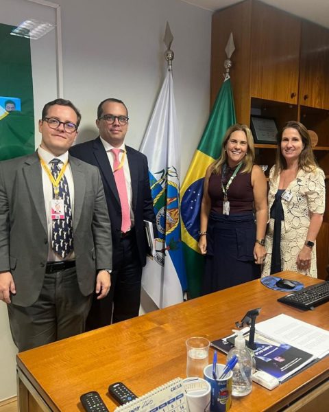 Legenda: Reunião no MDIC com o secretário-executivo Márcio Elias Rosa.